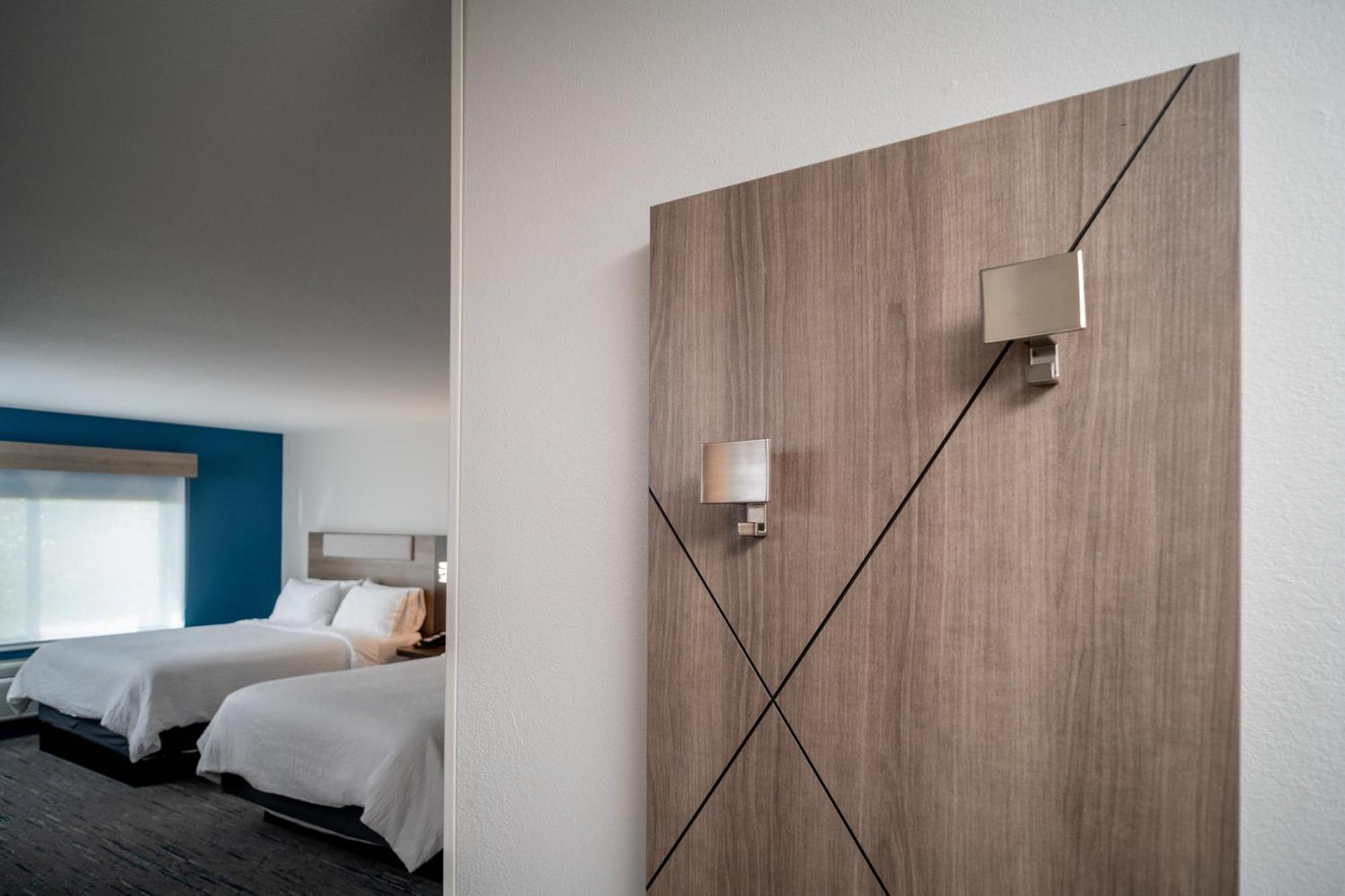 Holiday Inn Express & Suites Fairmont By Ihg Exteriör bild