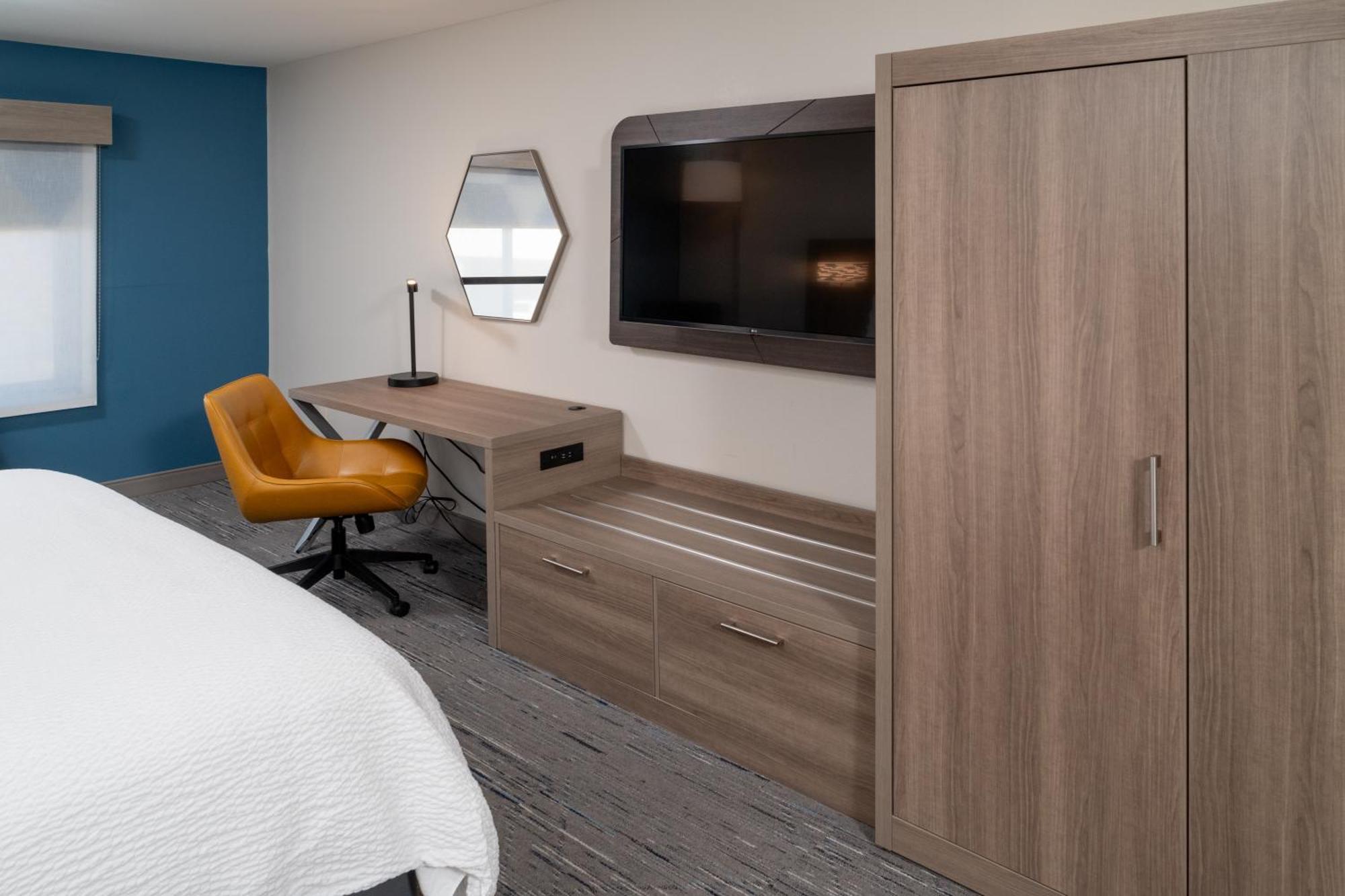 Holiday Inn Express & Suites Fairmont By Ihg Exteriör bild