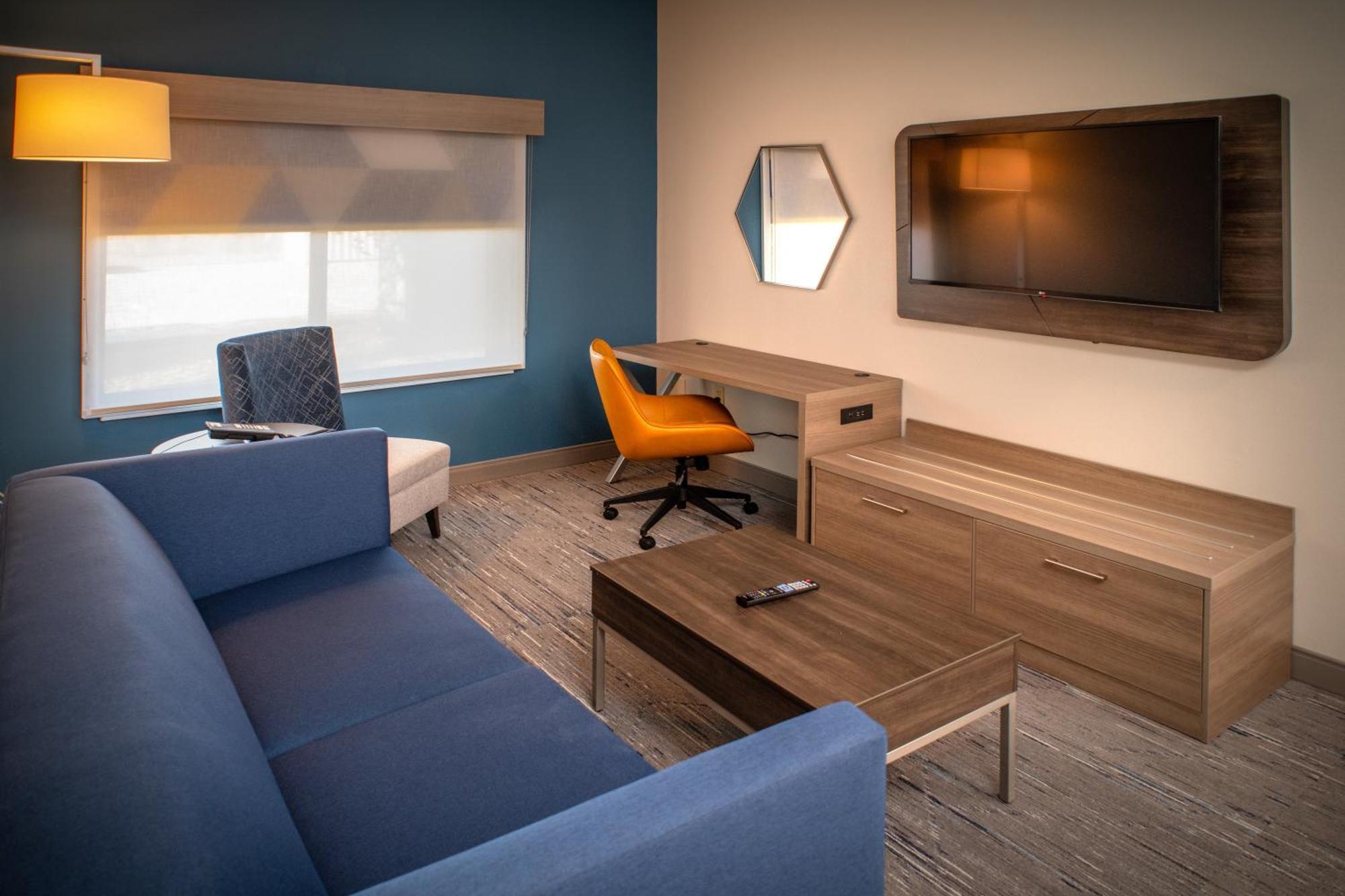 Holiday Inn Express & Suites Fairmont By Ihg Exteriör bild