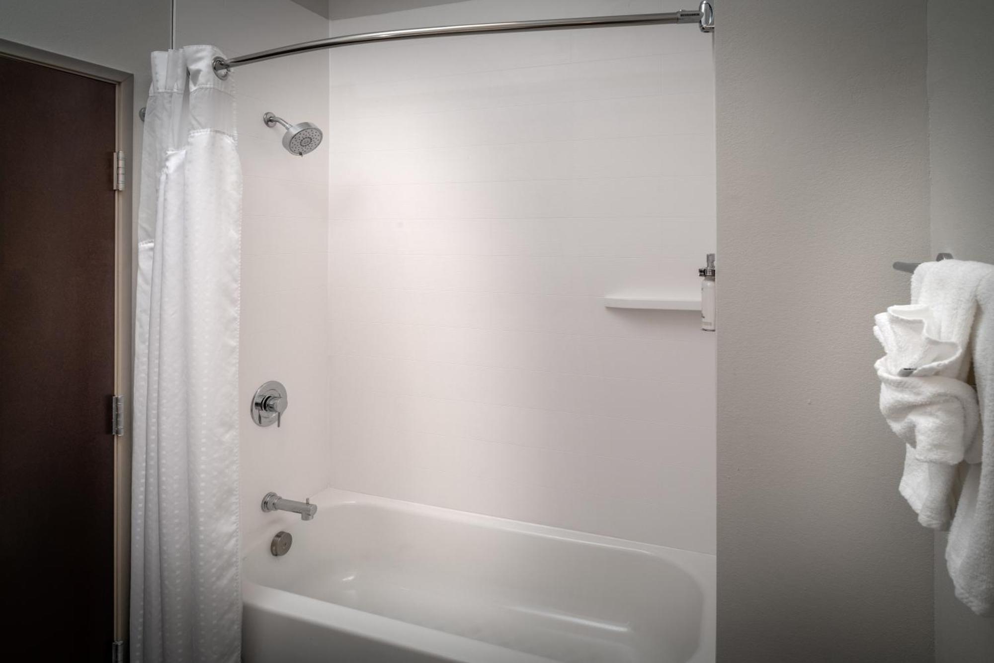 Holiday Inn Express & Suites Fairmont By Ihg Exteriör bild