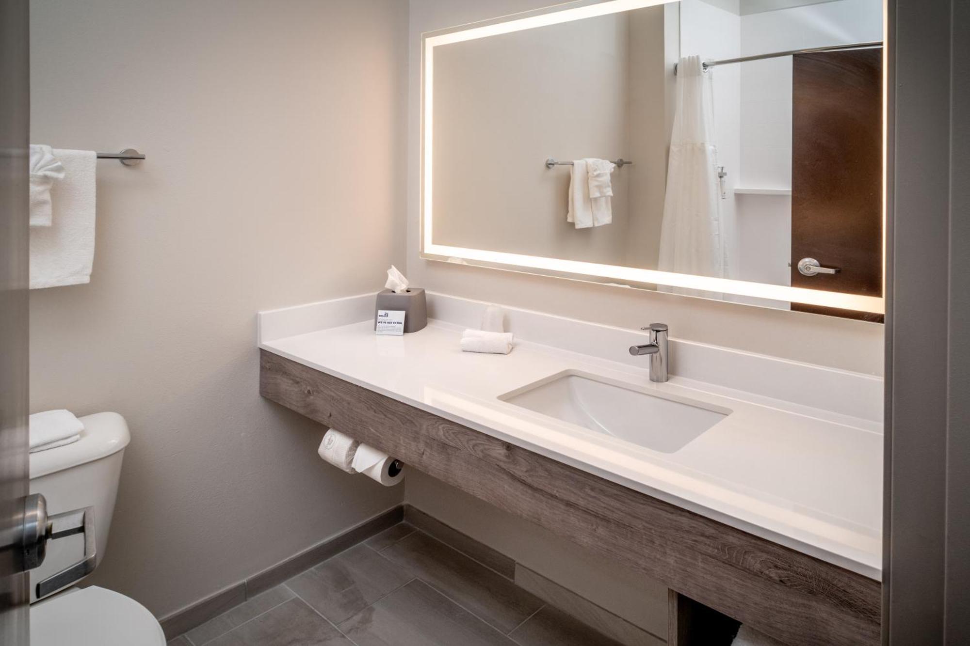 Holiday Inn Express & Suites Fairmont By Ihg Exteriör bild