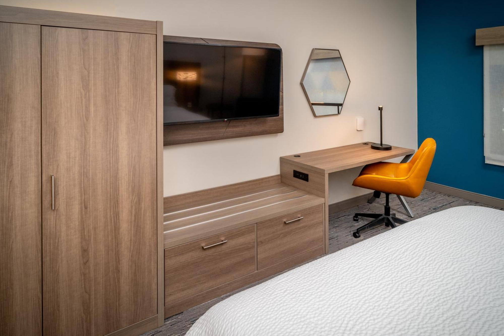 Holiday Inn Express & Suites Fairmont By Ihg Exteriör bild