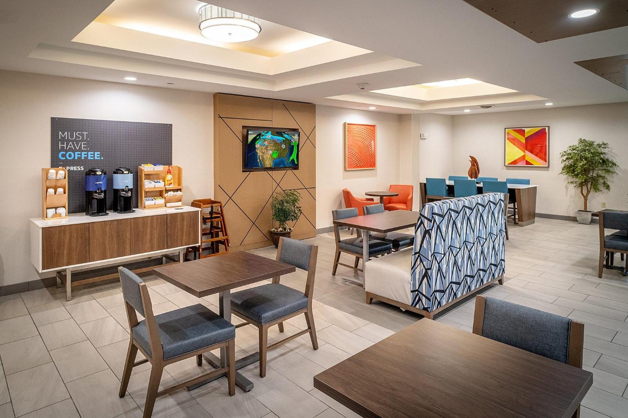 Holiday Inn Express & Suites Fairmont By Ihg Exteriör bild