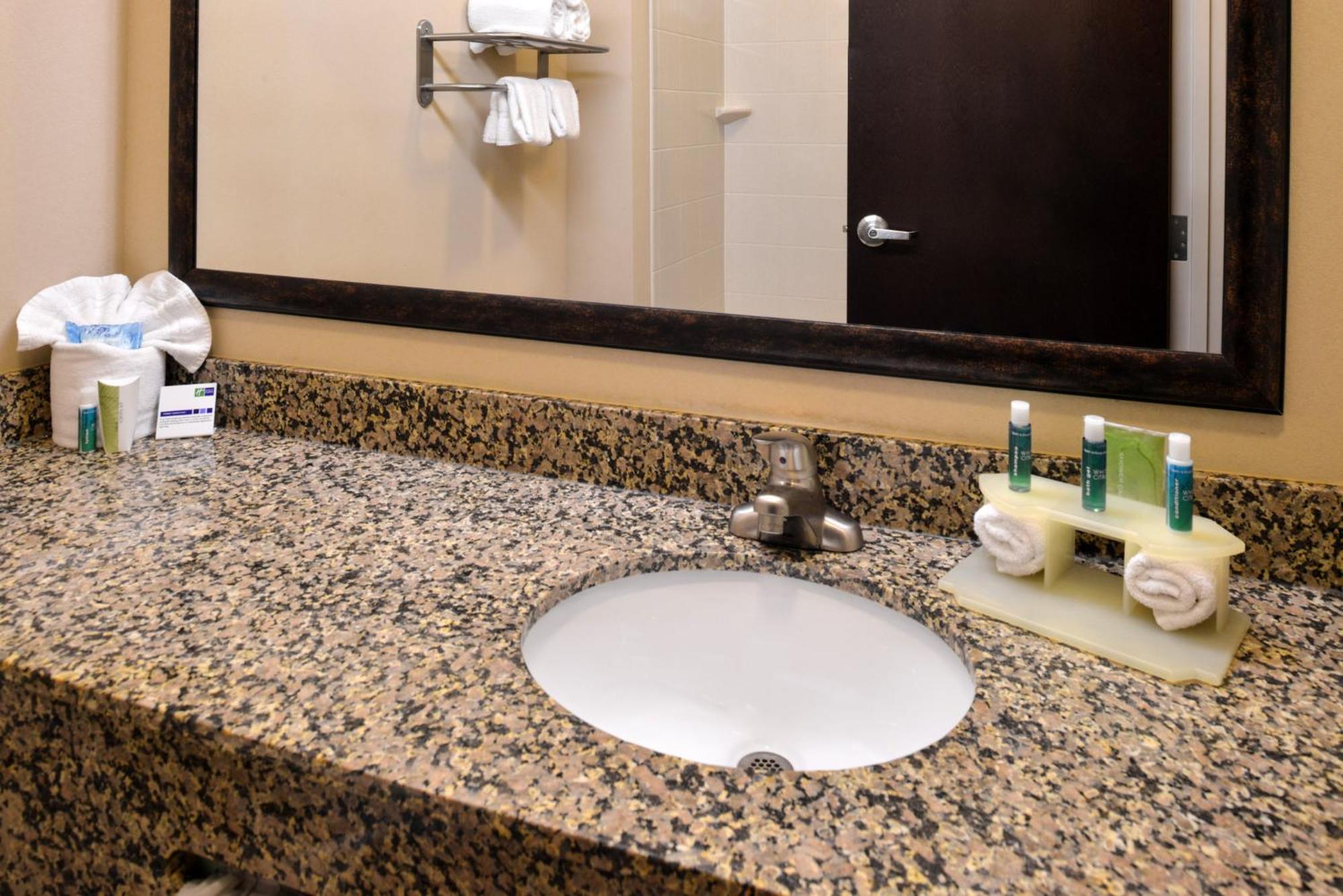 Holiday Inn Express & Suites Fairmont By Ihg Exteriör bild