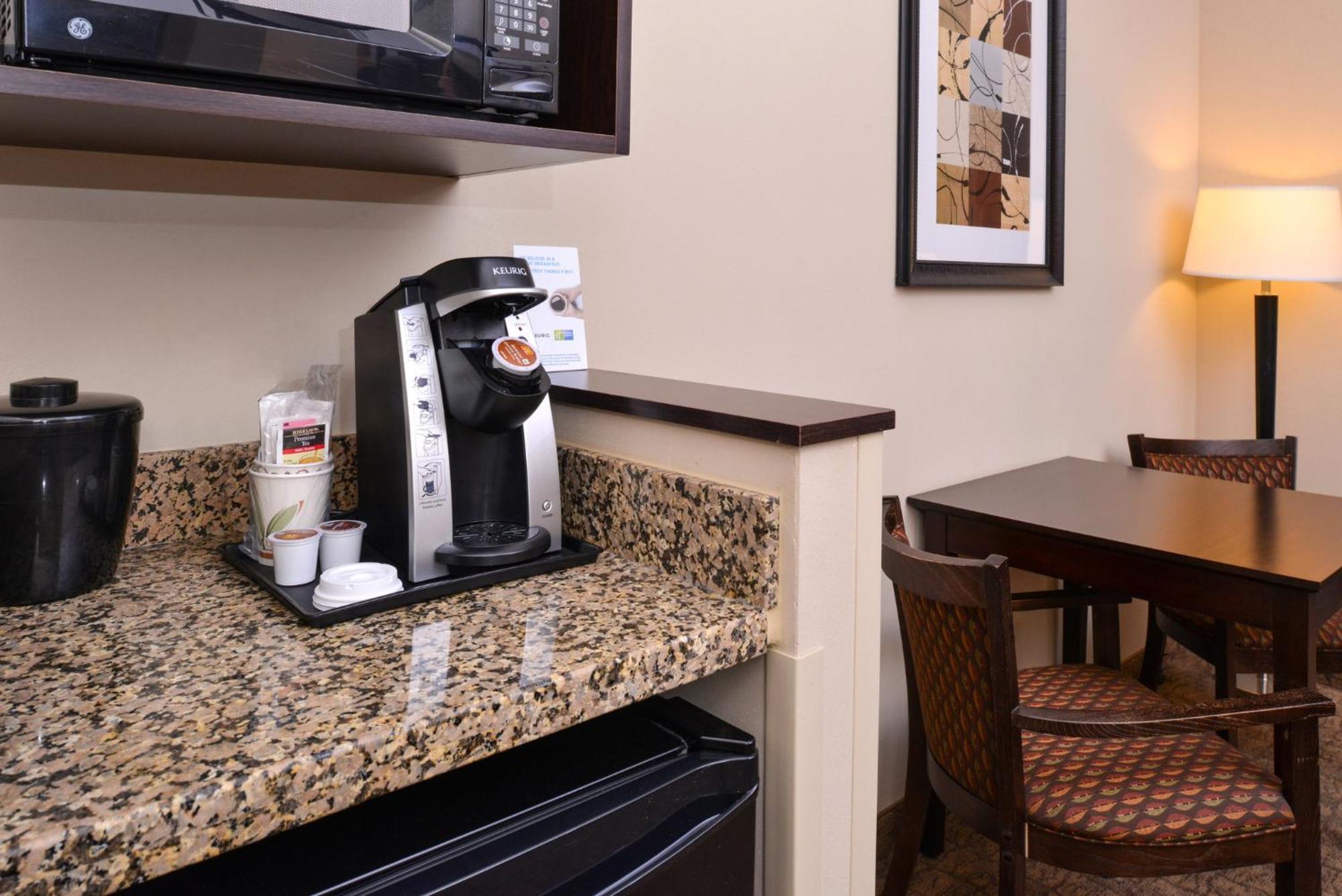 Holiday Inn Express & Suites Fairmont By Ihg Exteriör bild