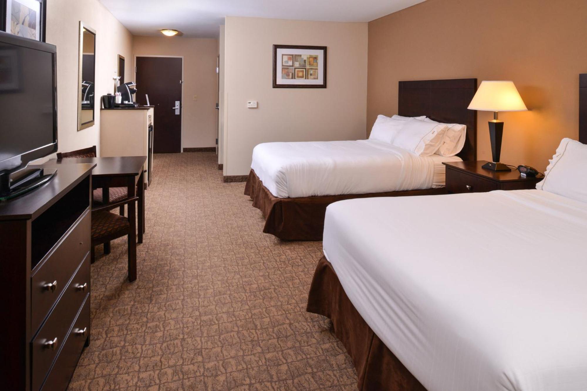 Holiday Inn Express & Suites Fairmont By Ihg Exteriör bild