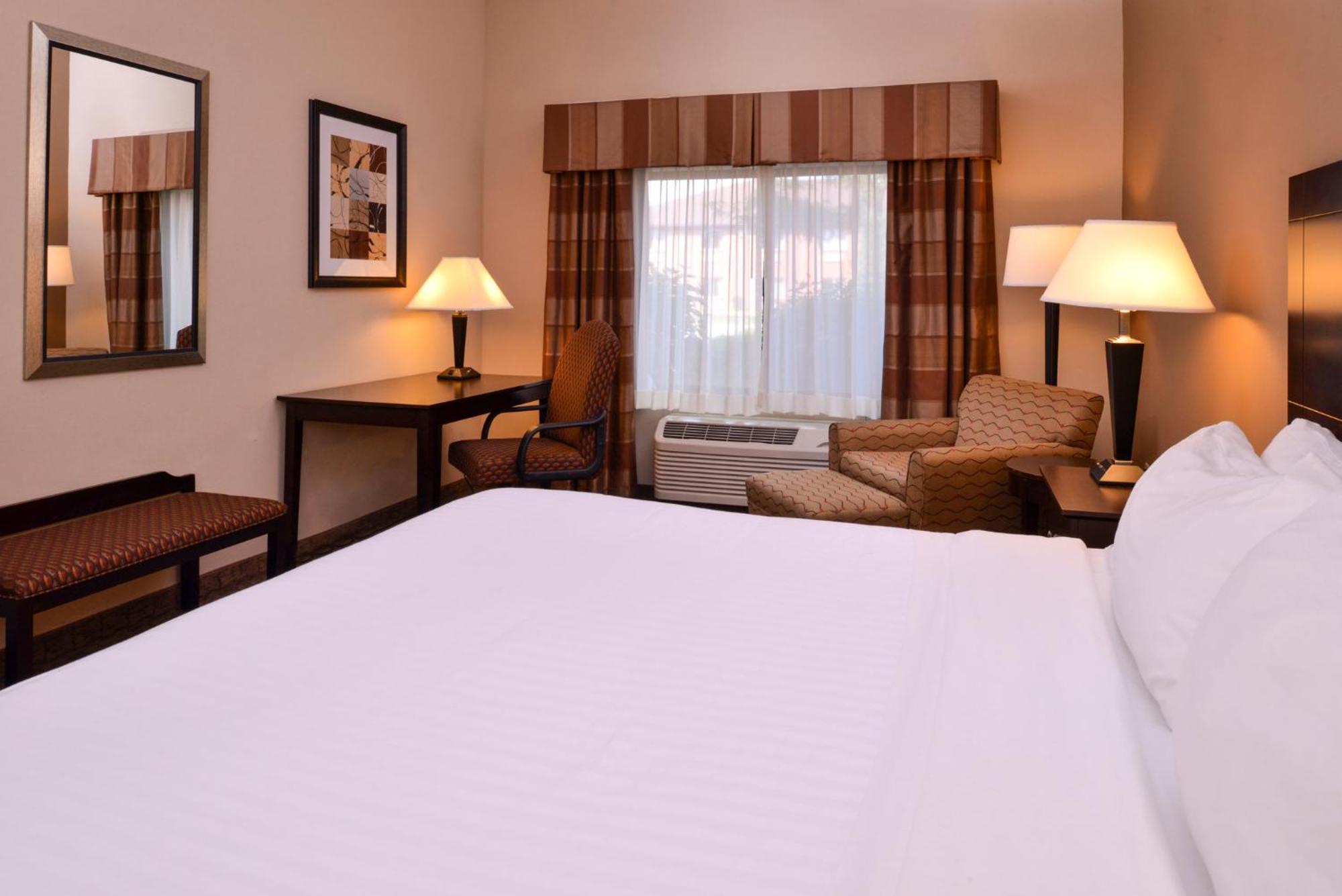 Holiday Inn Express & Suites Fairmont By Ihg Exteriör bild