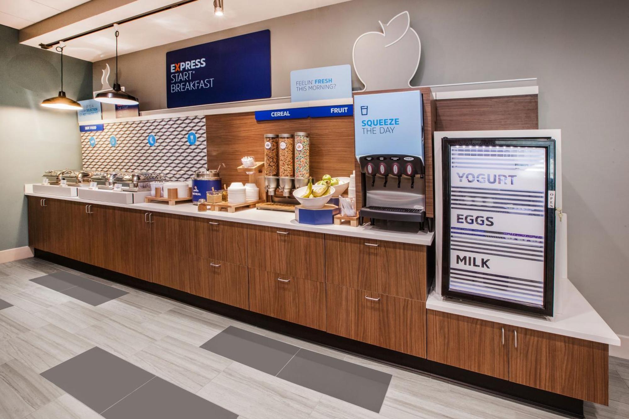 Holiday Inn Express & Suites Fairmont By Ihg Exteriör bild