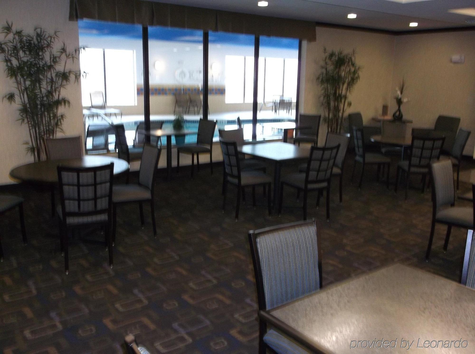 Holiday Inn Express & Suites Fairmont By Ihg Exteriör bild