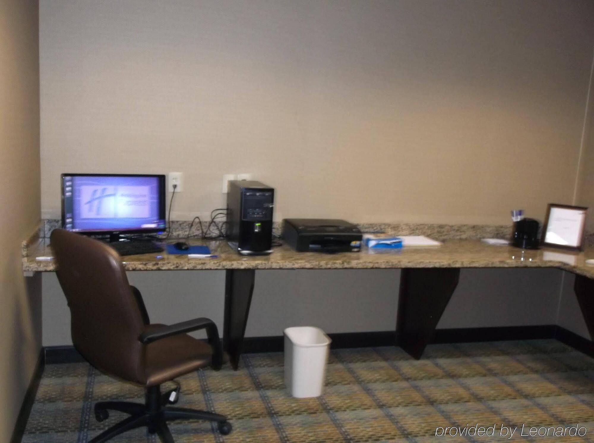 Holiday Inn Express & Suites Fairmont By Ihg Exteriör bild