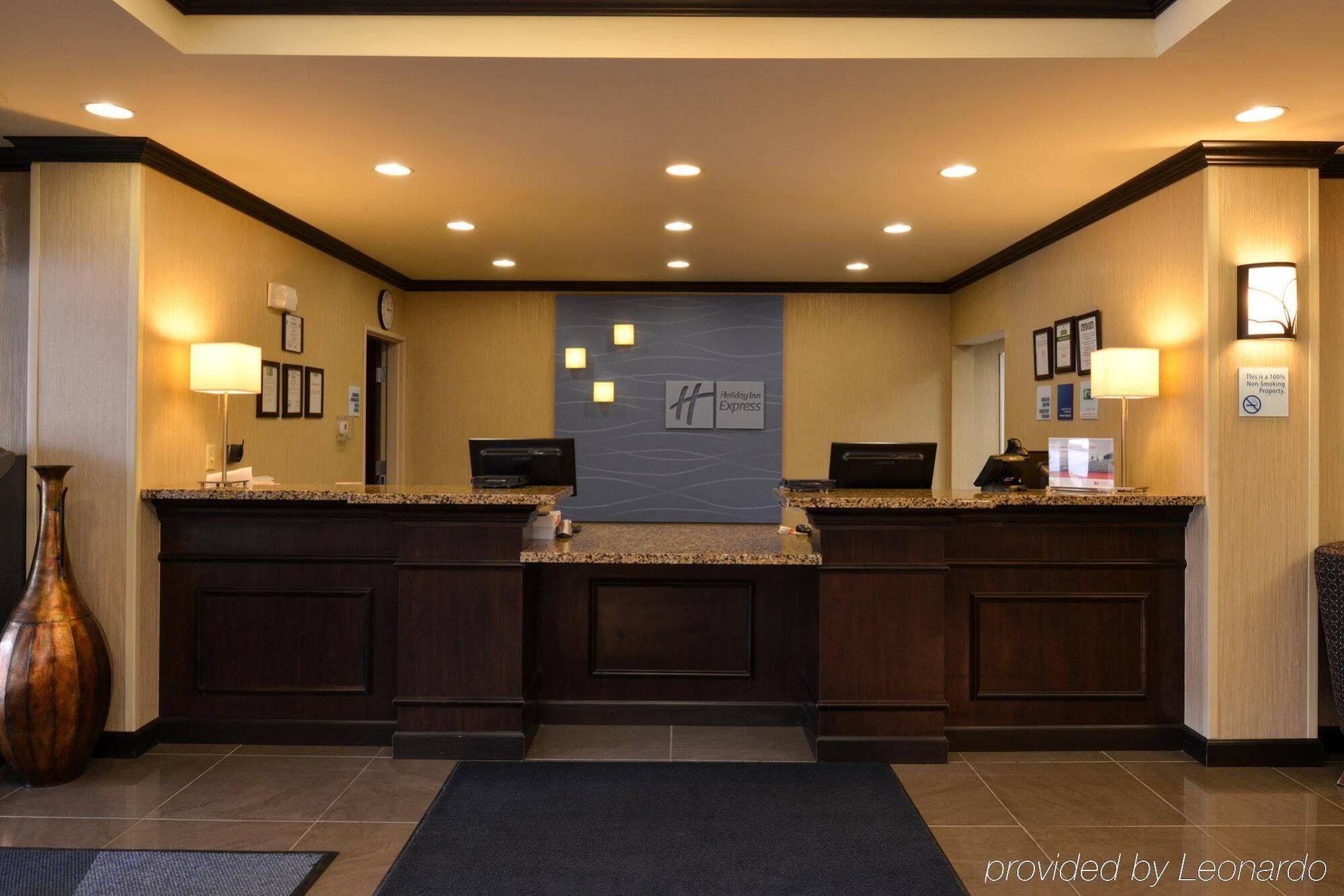 Holiday Inn Express & Suites Fairmont By Ihg Exteriör bild